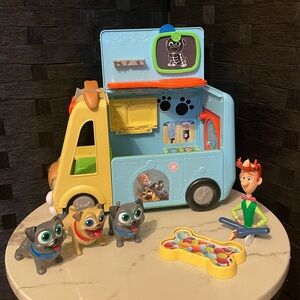 Disney Junior / Puppy Dog Pals Awesome Care Bus Mobile Vet Center Playset! used